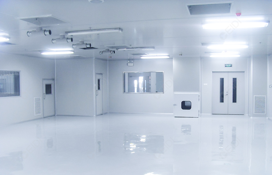 藥品體系中，片劑藥品和膠囊藥品室固體藥劑的終端體現方式。我們熟悉的常用的各種緩釋片、腸溶片、鈣片等都常以片劑形式出現。這些藥物就會在固體制劑的片劑生產車間內完成研發壓制成片。其生產車間應按照新版GMP規范進行裝修設計。尤其是片劑藥品生產會涉及潔凈區域，所以與專業做凈化工程設計及裝修的公司進行相關合作會更有保障。潔凈區的安全設計會對藥品質量、產品備案等重要環節產生重大的影響。不合理的設計會對整個生產管理造成困難，甚至留下安全隱患。   片劑生產車間及重點潔凈區設計經驗 | CEIDI西遞 根據我國新版GMP，片劑劑型所要求的生產潔凈級別為D級，車間設計的法規依據是新版GMP及其附錄、《醫藥工業潔凈廠房設計規范》和國家關于建筑、消防、環保、能源等方面的規范。GMP要求車間的平面布局遵循以下特點：平面布局合理、嚴格劃分區域、防止交叉污染、方便操作生產。 片劑生產車間在藥品功能上區分是分為混配成型加工區、輔助功能區、衛生與安全區。在凈化工程上常規會按照是否涉及潔凈區域來區分，也就是分為潔凈區，輔助區，一般生產區三個部分。   片劑車間設計要點： ①人流物流：出入口分開，生產流程順暢無迂回，物流走向成反L型。 常規整個車間主要出入口分三處，一處是人流出入口：即人員由門廳經過更衣進入車間，再經過洗手、更潔浄衣風淋室進入潔凈生產區;一處是原輔料入口，即原輔料經過脫外包由傳遞窗送入;另一處為成品出口。 ②設備：相同工序可使用同一設備（注重清潔驗證和人員管理），以提高設備使用率；按照生產量大小排布設備，減少設備閑置率。 ③功能間：原材料倉庫、稱量室、貯料室、內包材室、粉碎壓片室、烘房生產室、外包室、成品倉庫等功能間排布符合工藝流程的要求，規劃的大小綜合考慮生產量和設備等情況設置。 ④潔凈區：一般生產區與潔凈區分開，且潔凈要求高的工段區域，如片劑壓片都靠近空調凈化系統；產生粉塵的生產崗位如粉碎篩分、制粒燥、整?？偦?、壓片等需要設置前室及除塵間。產熱較大的設備如烘箱、沸騰燥器、包衣機均需設有機械室將輔助裝置隔離，以改善潔區環境。 ⑤成本：從提高設備使用率和減少潔凈區面積兩方面降低成本，滿足企業的要求。 ⑥質量控制：人物流分開，減少物料混淆污染，使得生產車間整體上更符合GMP要求，更能保證藥品的質量。 綜上，我們在設計符合GMP要求的廠房和設施時，都應該綜合考慮企業自身情況、GMP以及其他的法律法規要求，而不是照搬照抄，這樣才能夠真正設計出既達到GMP，又符合企業期望的方案。當然，專業的設計團隊的實操經驗豐富，在結合每個項目實際情況后出具的方案會更穩妥。